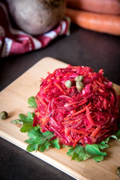 Insalata fresca e colorata: barbabietole, carote, cavoli serviti su una tavola di legno. Concetto di cibo vegetariano o sano — Foto Stock