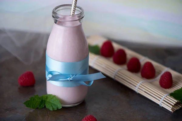 Berry smoothie ή milkshake στο βάζο, υγιεινά τρόφιμα για το πρωινό και σνακ — Φωτογραφία Αρχείου