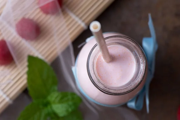 Berry smoothie ή milkshake σε βάζο, υγιεινής διατροφής για πρωινό ένα — Φωτογραφία Αρχείου