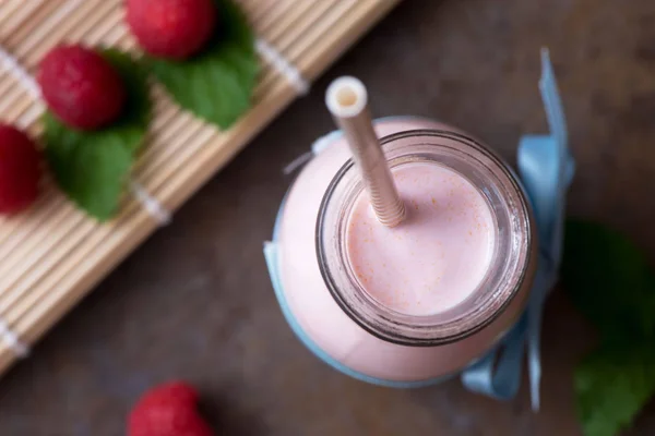 Batido de bayas o batido en frasco, comida saludable para el desayuno a —  Fotos de Stock