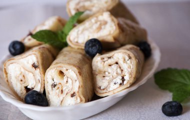 Krem peynir ve kuru üzüm ile doldurulmuş krep