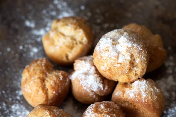 Hausgemachte kleine Donuts mit Puderzucker — Stockfoto