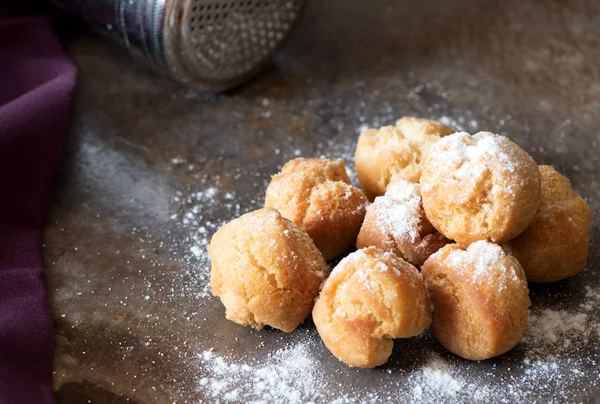 Pequenos donuts caseiros com açúcar em pó — Fotografia de Stock