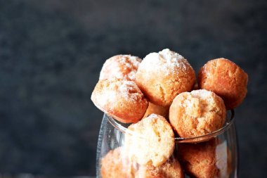 Cam pudra şekeri ile ev yapımı küçük Lokmalar