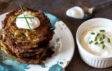 Kabak krep ekşi krema ve yeşil soğan ile