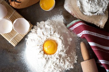 Malzemeler - süt, yumurta, un, yağ pişirme. Hamur hazırlık