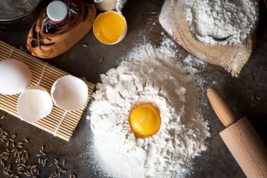 Malzemeler - süt, yumurta, un, yağ pişirme. Hamur hazırlık