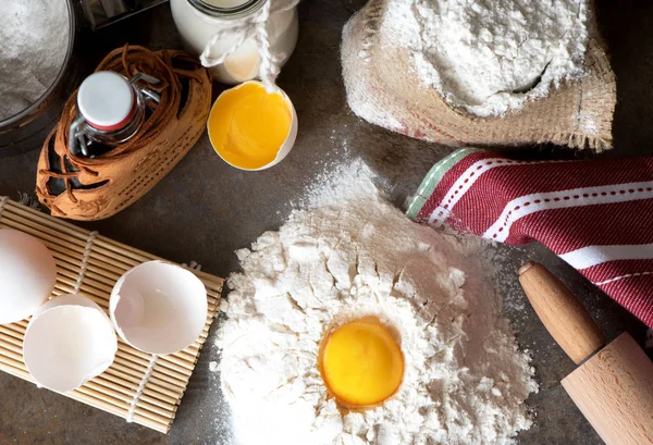 Malzemeler - süt, yumurta, un, yağ pişirme. Hamur hazırlık