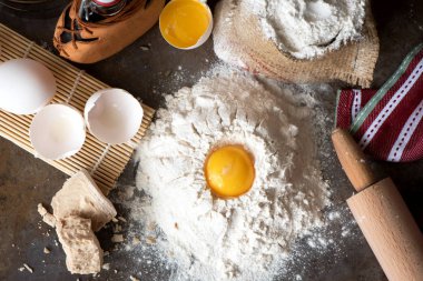 Malzemeler - süt, yumurta, un, yağ pişirme. Hamur hazırlık