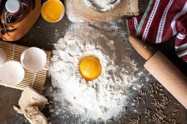 Malzemeler - süt, yumurta, un, yağ pişirme. Hamur hazırlık