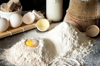 Çavdar unu ve buğday unu hamur hazırlamadan önce. Önce hazırlık ekmek malzemeler