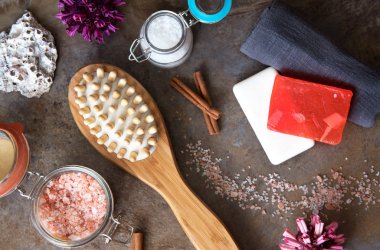 Spa ve sağlıklı yaşam - banyo fırçası, havlu, deniz tuzu ve ev yapımı Sabun