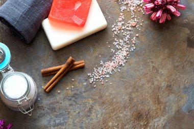 Spa ve sağlıklı yaşam - banyo fırçası, havlu, deniz tuzu ve ev yapımı Sabun