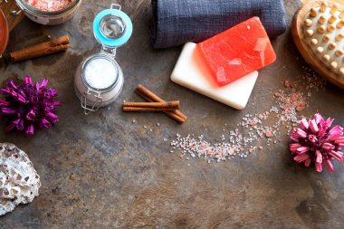 Spa ve sağlıklı yaşam - banyo fırçası, havlu, deniz tuzu ve ev yapımı Sabun