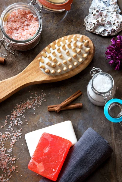 Spa ve sağlıklı yaşam - banyo fırçası, havlu, deniz tuzu ve ev yapımı Sabun
