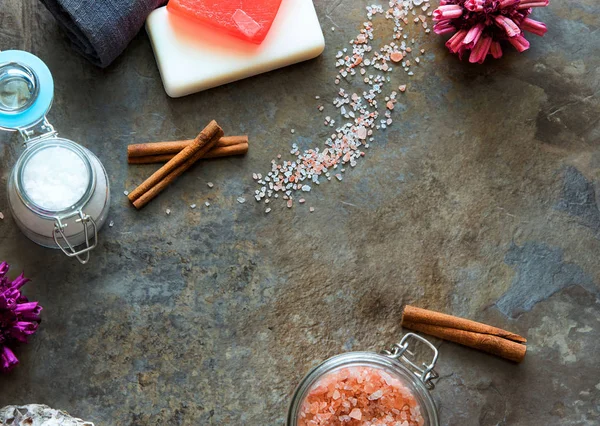 Spa ve sağlıklı yaşam - banyo fırçası, havlu, deniz tuzu ve ev yapımı Sabun