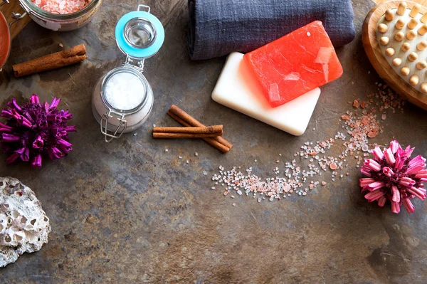 Spa ve sağlıklı yaşam - banyo fırçası, havlu, deniz tuzu ve ev yapımı Sabun