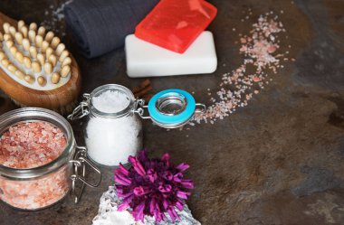 Spa ve sağlıklı yaşam - banyo fırçası, havlu, deniz tuzu ve ev yapımı Sabun