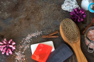 Spa ve sağlıklı yaşam - banyo fırçası, havlu, deniz tuzu ve ev yapımı Sabun