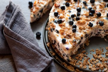 Ekşi krema kek granola, bisküvi ve yaban mersini