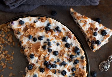 Ekşi krema kek granola, bisküvi ve yaban mersini