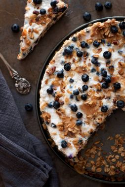 Ekşi krema kek granola, bisküvi ve yaban mersini