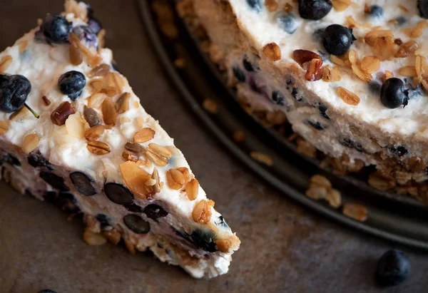 Ekşi krema kek granola, bisküvi ve yaban mersini