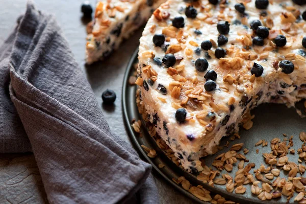 Ekşi krema kek granola, bisküvi ve yaban mersini