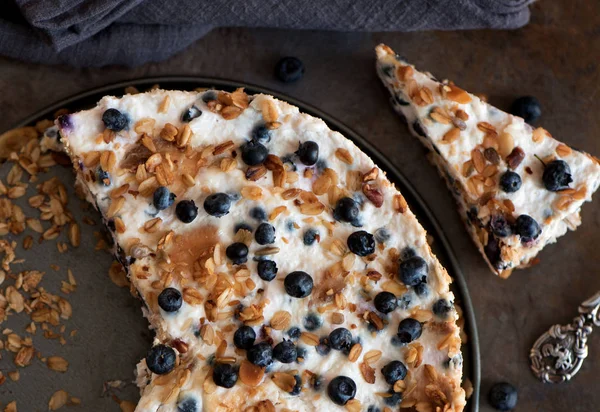 Ekşi krema kek granola, bisküvi ve yaban mersini