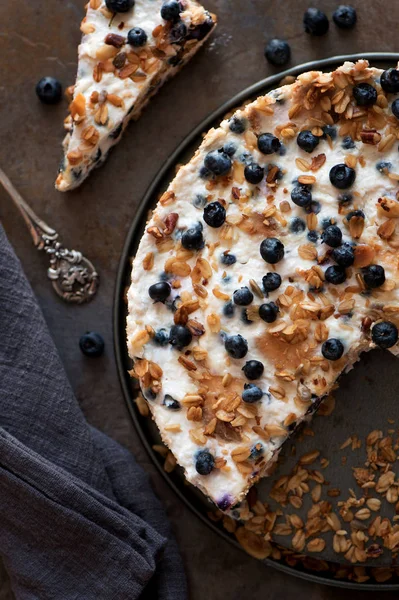 Ekşi krema kek granola, bisküvi ve yaban mersini