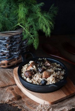 Arpa yulaf lapası orman mantar ve dökme demir et.