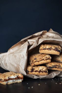 Bir kağıt pakette reçelli kurabiye dolu