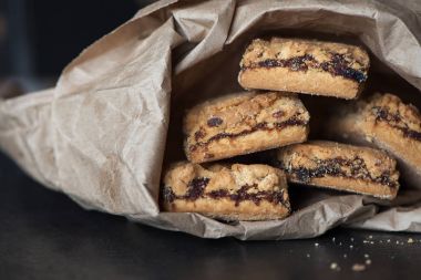 Bir kağıt pakette reçelli kurabiye dolu