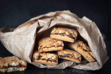 Bir kağıt pakette reçelli kurabiye dolu