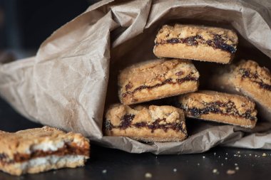 Bir kağıt pakette reçelli kurabiye dolu