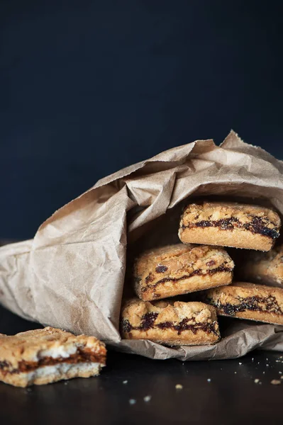 Bir kağıt pakette reçelli kurabiye dolu