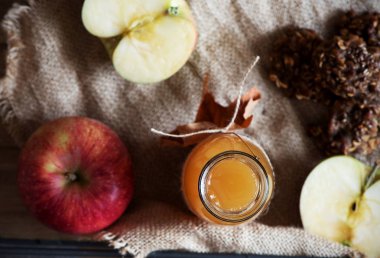 Ev yapımı taze elma bir kavanoz içinde.