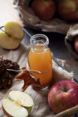 Ev yapımı taze elma bir kavanoz içinde.