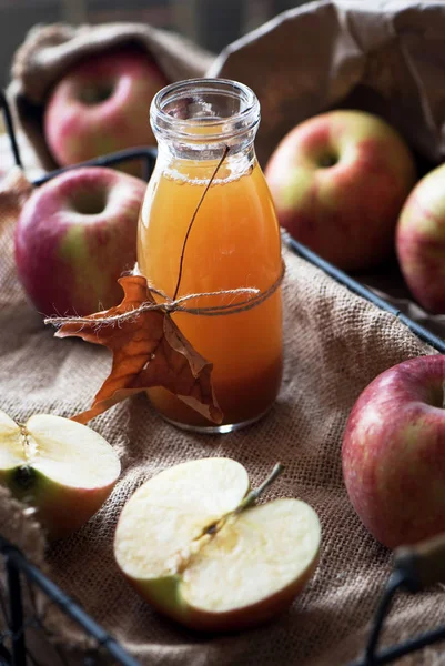 Sidra de manzana fresca casera en un frasco . — Foto de Stock