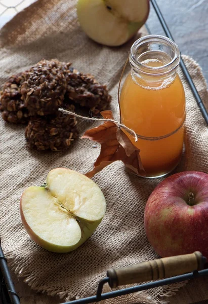 Sidra de manzana fresca casera en un frasco . — Foto de Stock