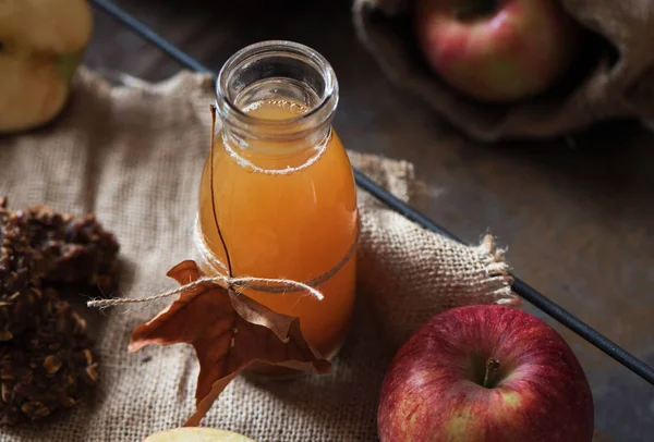 Sidra de manzana fresca casera en un frasco . — Foto de Stock