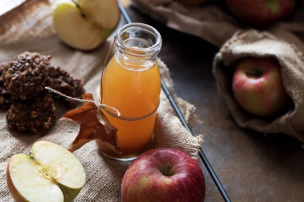 Sidra de manzana fresca casera en un frasco . — Foto de Stock