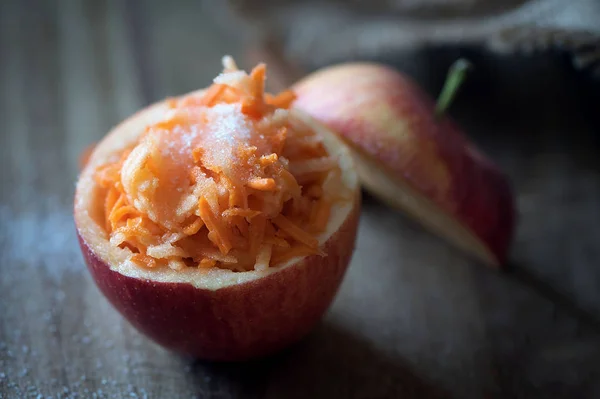 Insalata sana di carote e mele. Dolce sano — Foto Stock