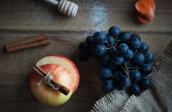 Cosecha de otoño. Frutas y hortalizas frescas, uvas, manzana, zanahorias — Foto de Stock