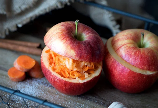 Ensalada saludable de zanahorias y manzanas. Postre saludable — Foto de Stock