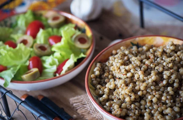 Couscous e insalata di lattuga, pomodori e olive — Foto Stock