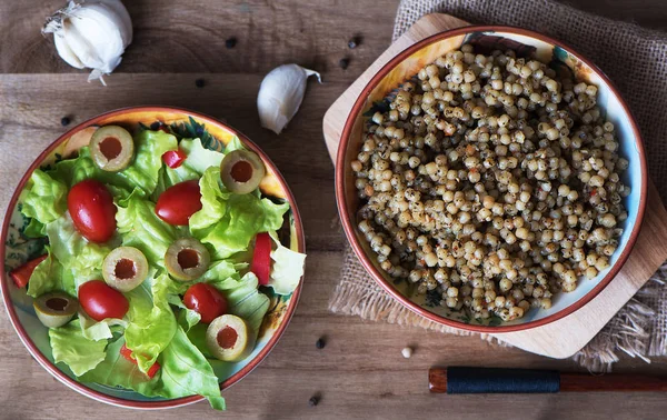 Couscous e insalata di lattuga, pomodori e olive — Foto Stock