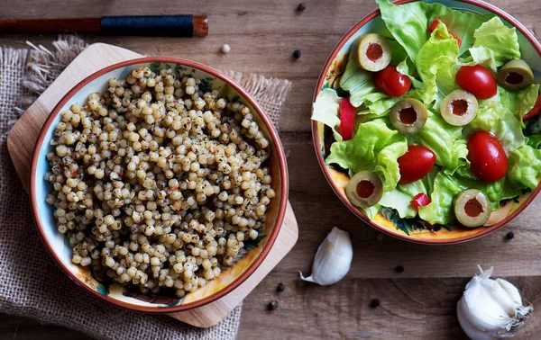 Couscous und Salat, Tomaten und Oliven — Stockfoto