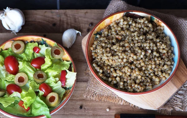 Couscous e insalata di lattuga, pomodori e olive — Foto Stock
