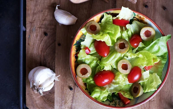 Insalata di lattuga biologica fatta in casa con pomodoro e olive — Foto Stock